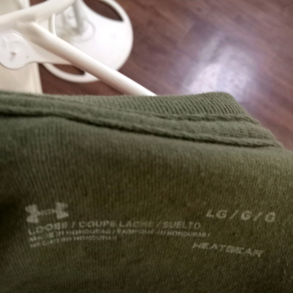Mens Large dark green under armor short sleeve shirt